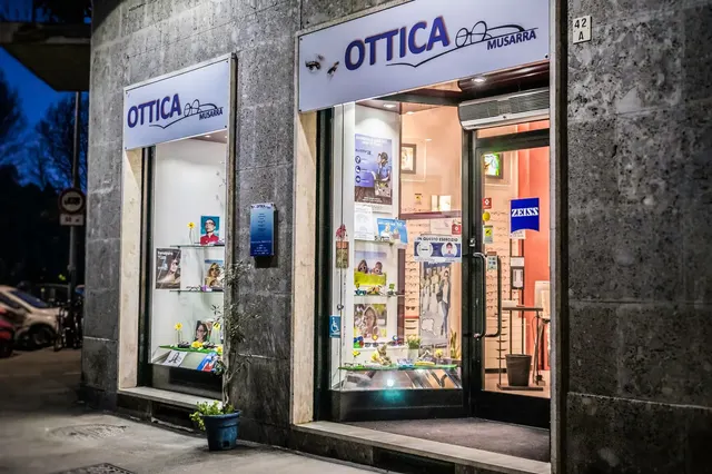 La vetrina di Ottica Musarra in Corso Cadore 42/A a Torino