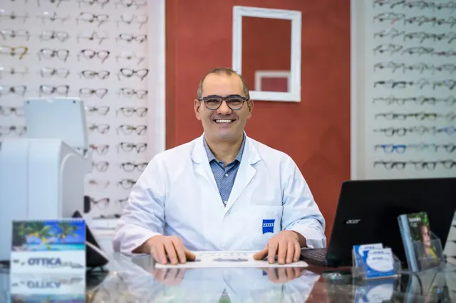 Sergio Musarra, titolare di Ottica Musarra, nel negozio di Corso Cadore a Torino